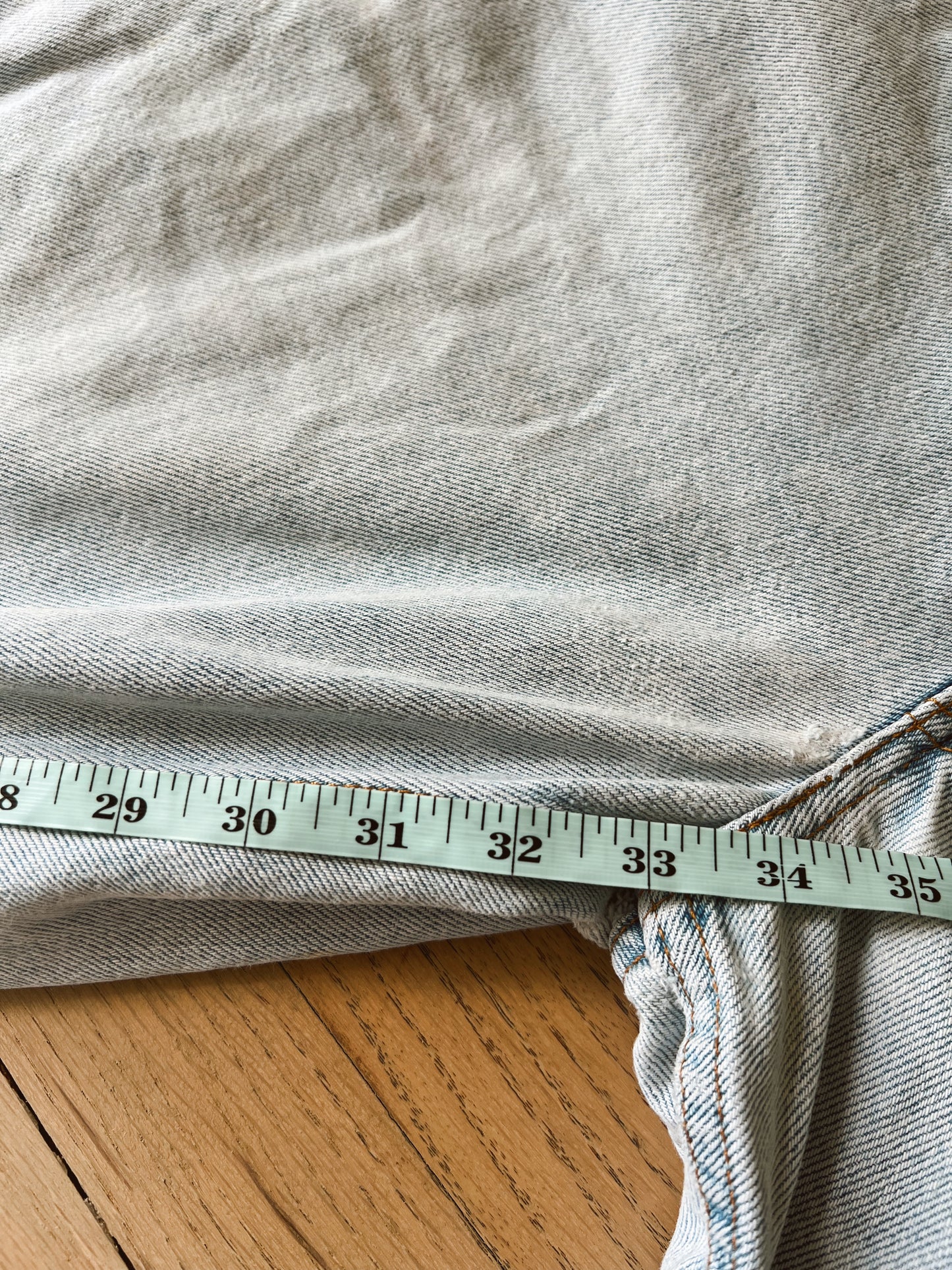 Light Wash 560 Levi’s (34”W)