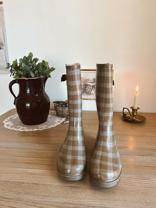Adorable Gingham Rain Boots (9.0W)