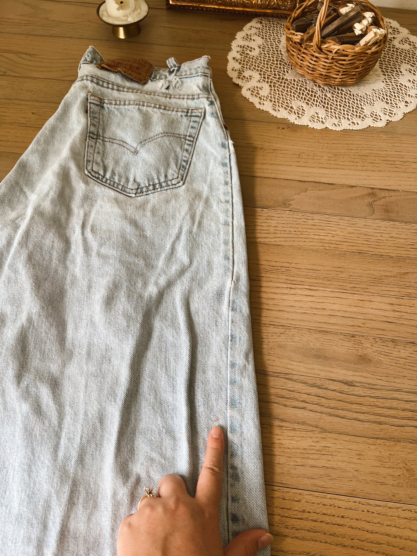 Light Wash 560 Levi’s (34”W)