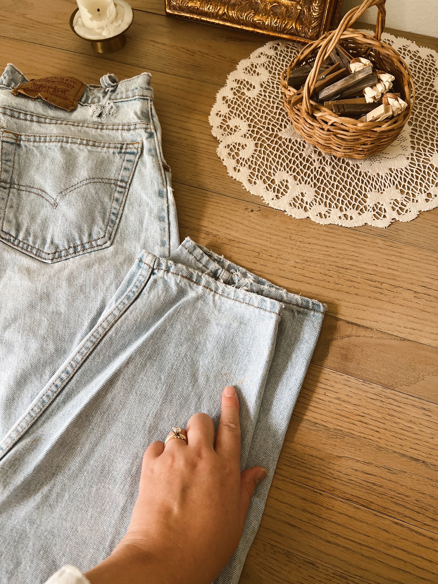 Light Wash 560 Levi’s (34”W)