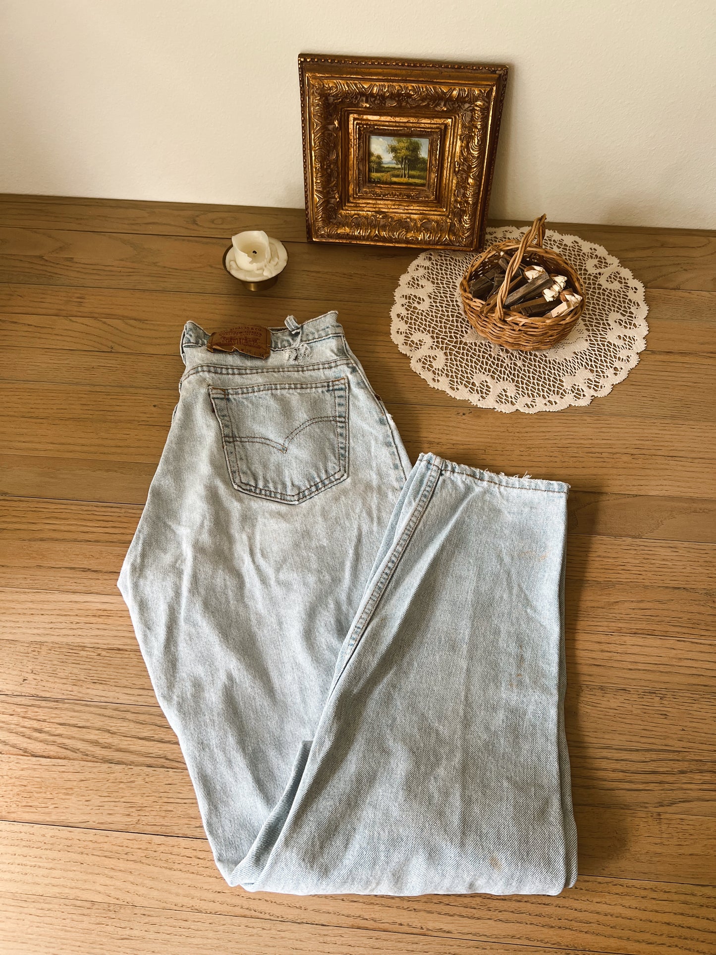 Light Wash 560 Levi’s (34”W)
