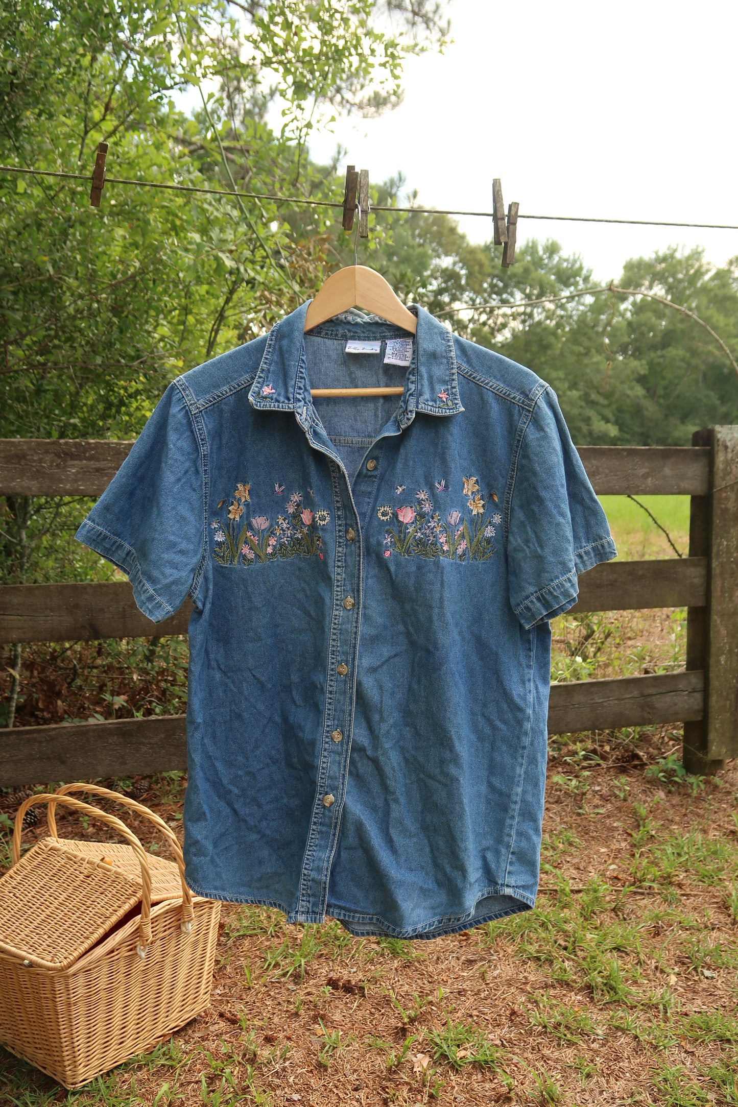 Vintage Embroidered Button Up (M)