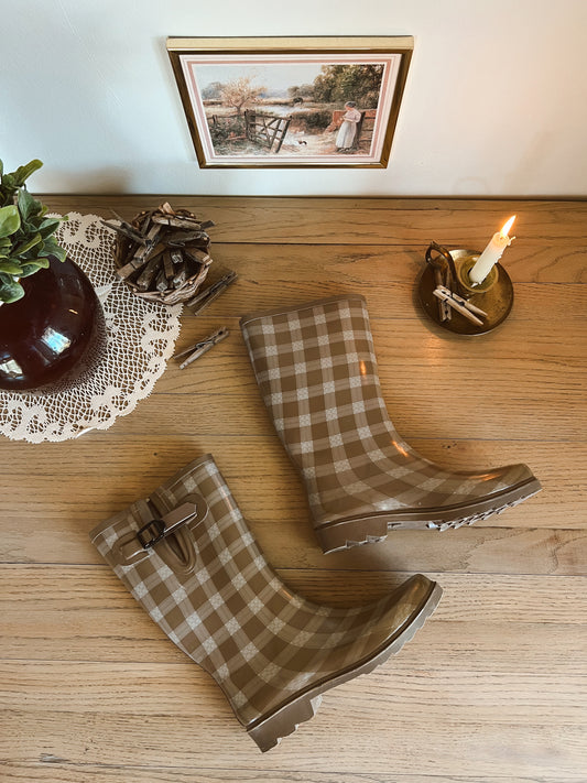 Adorable Gingham Rain Boots (9.0W)