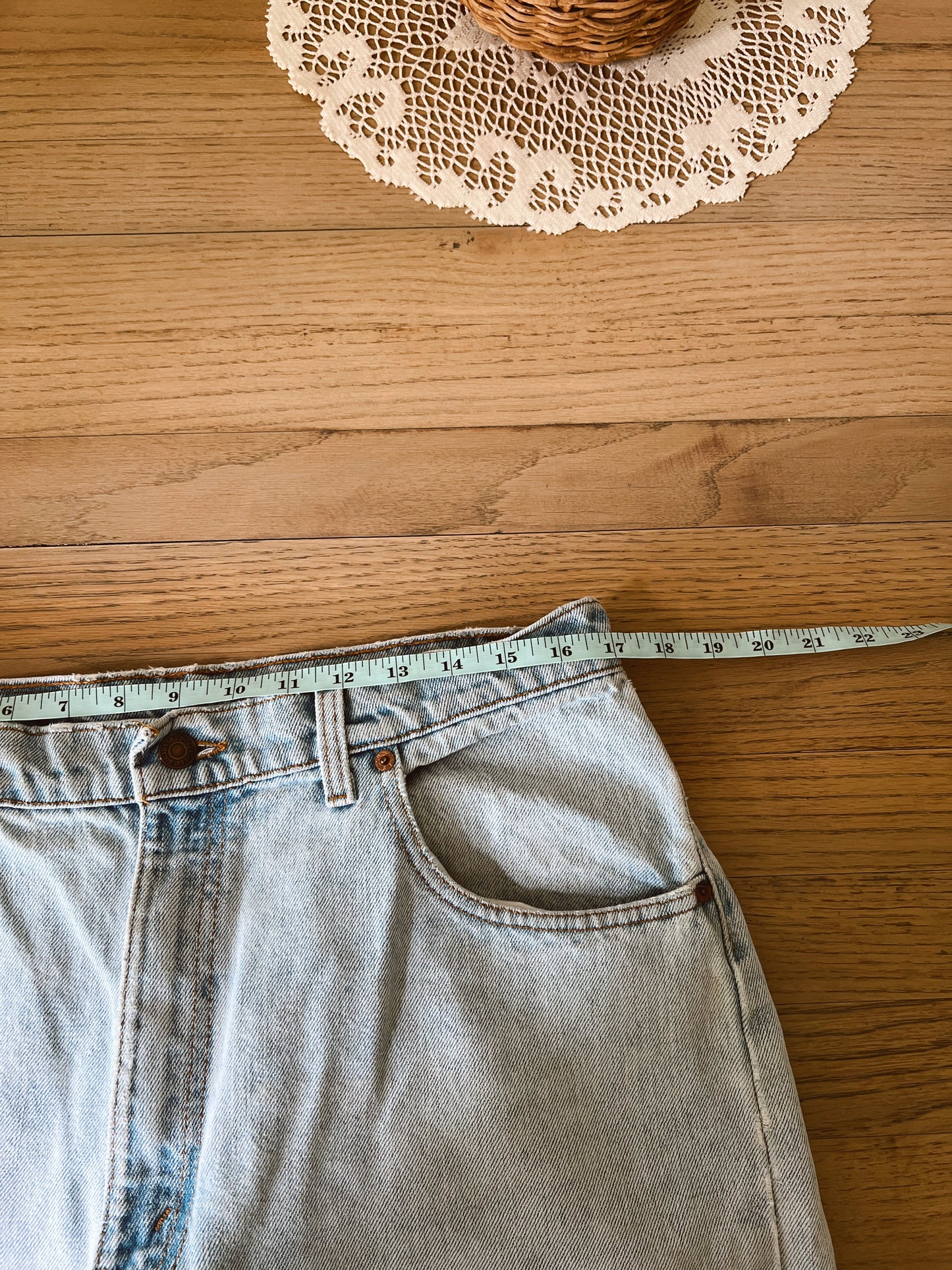 Light Wash 560 Levi’s (34”W)