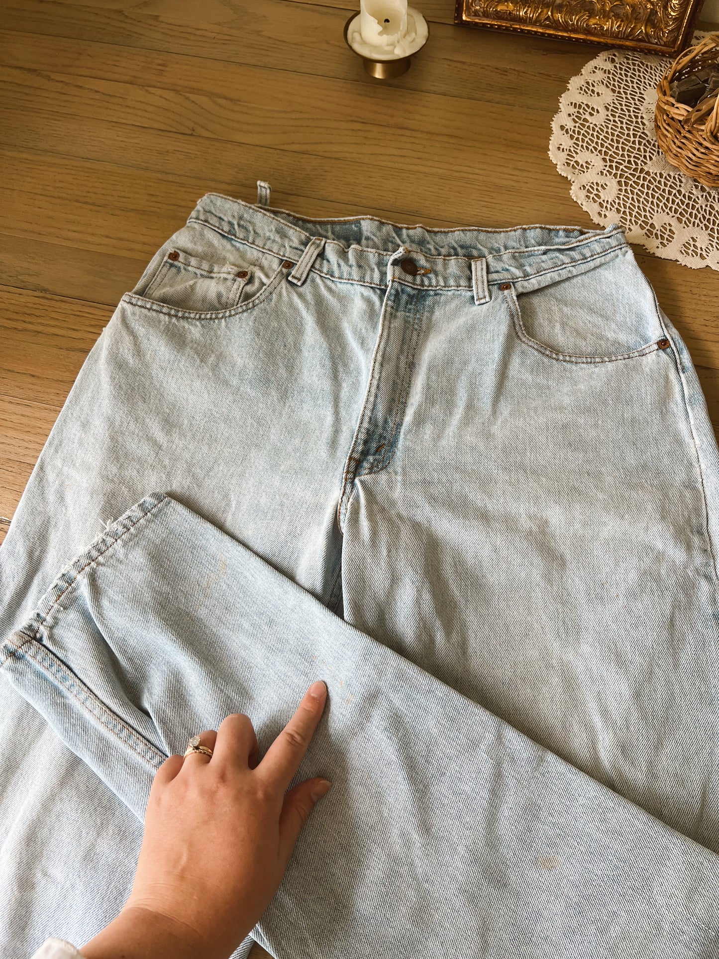 Light Wash 560 Levi’s (34”W)