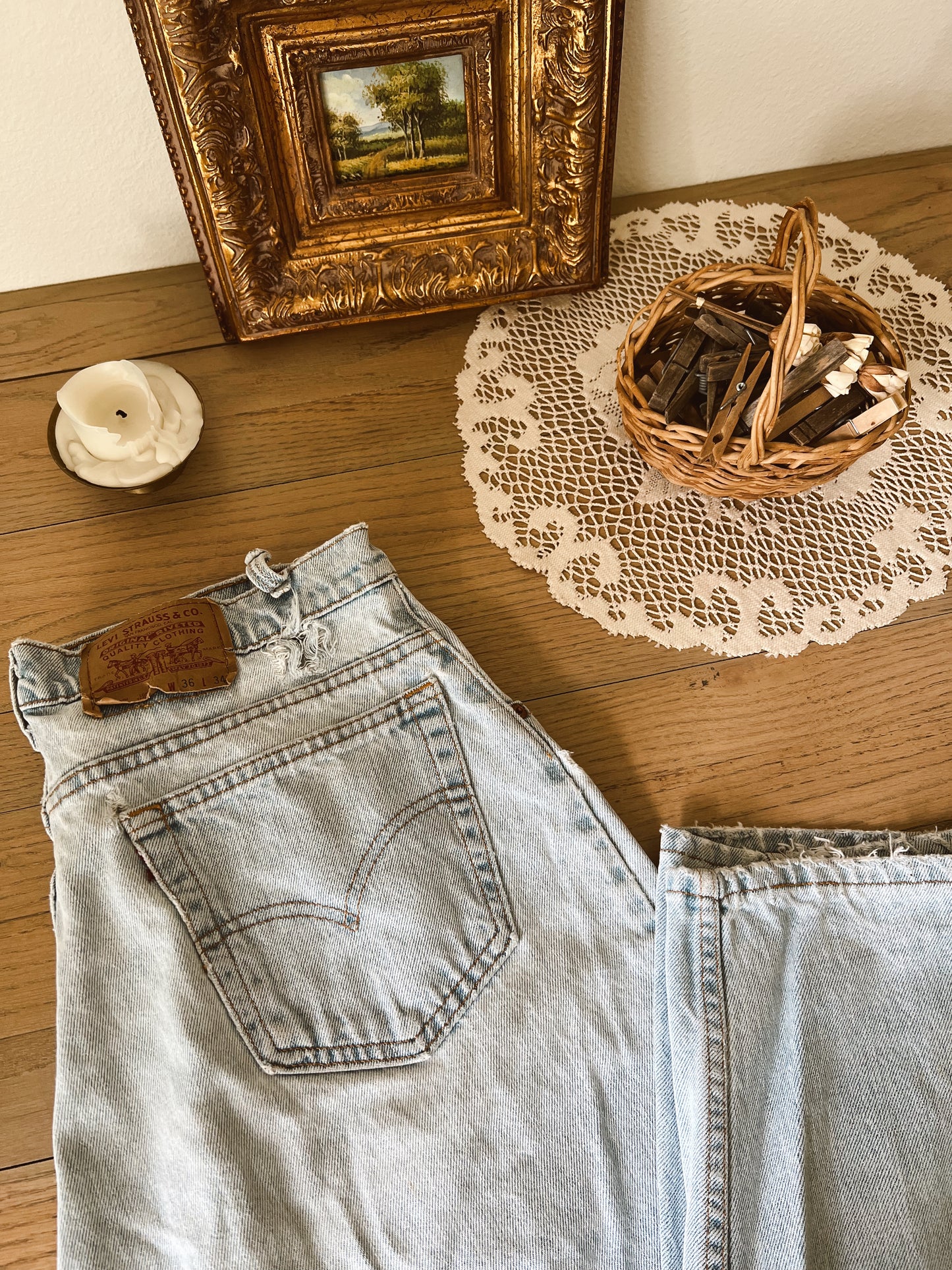 Light Wash 560 Levi’s (34”W)