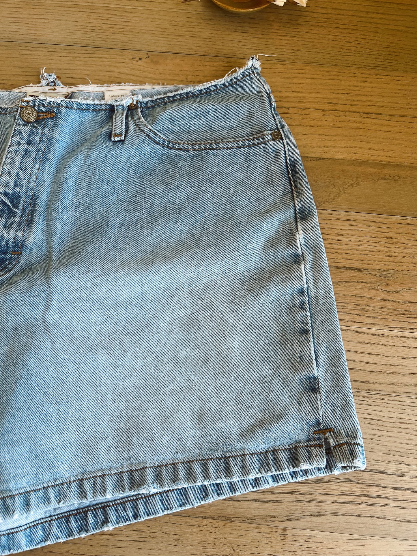Vintage Denim Shorts (36”W))