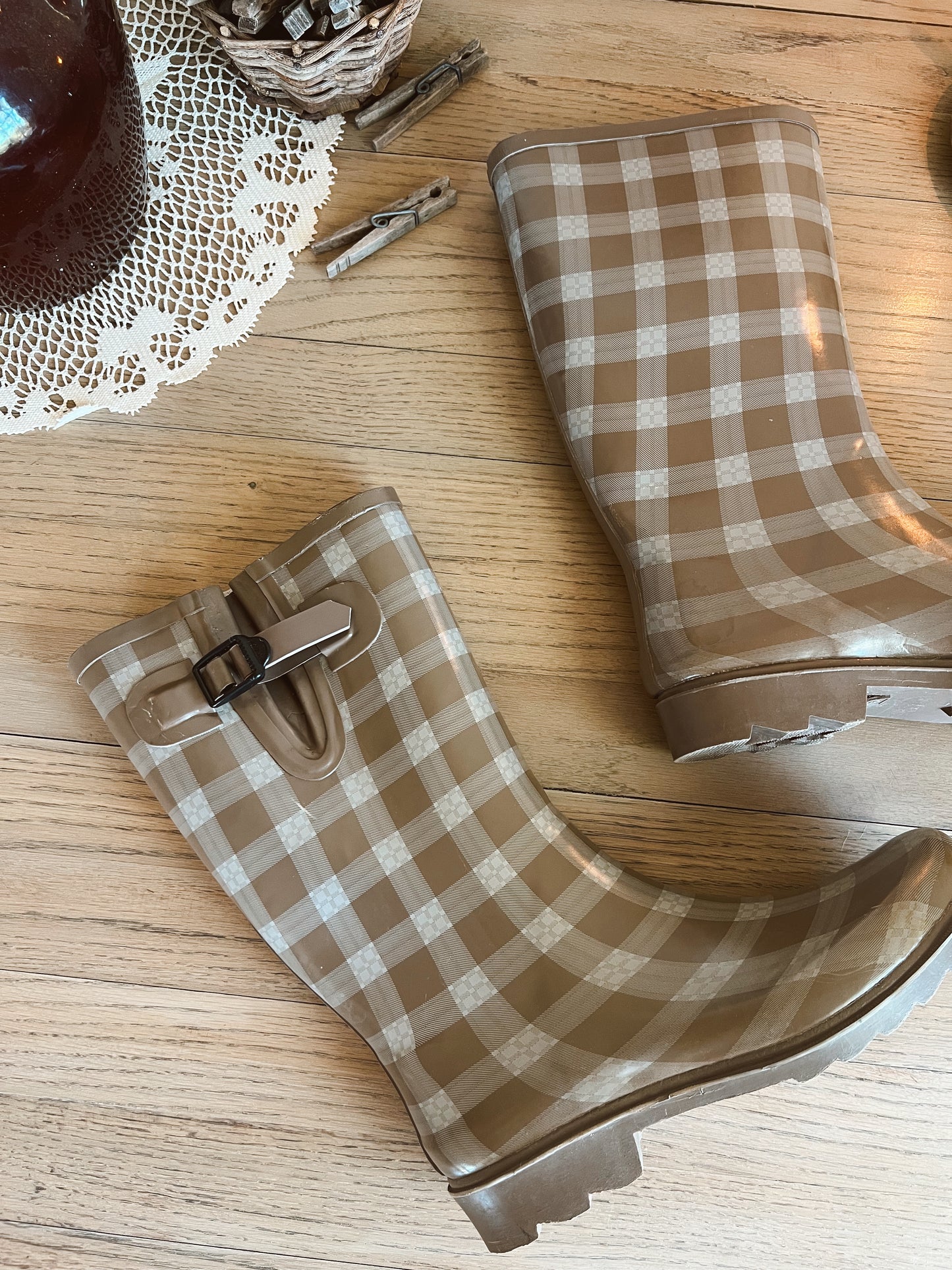 Adorable Gingham Rain Boots (9.0W)